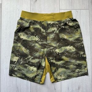 Lululemon T.H.E. Linerless Shorts 9" Mens Size L High Dive Auric Gold Multi